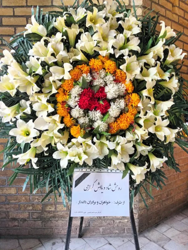 تاج گل یک طبقه شیپوری سفید زرد