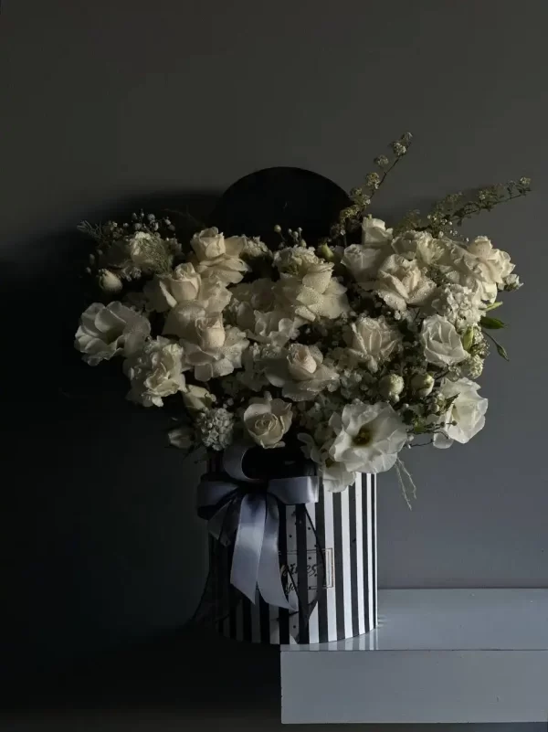 سبد گل سفید تک