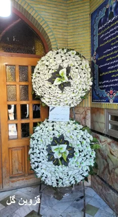 تاج گل دو طبقه وسط سفید مشکی